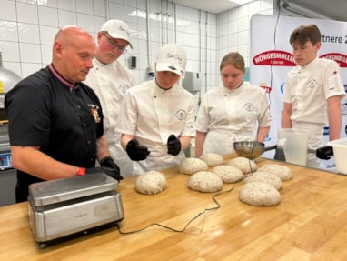 Sander Halse Foosnæs (til høyre) og de andre elevene på Baker- og KonditorCampus har hatt en inspirerende og lærerik uke. Her med landslagstrener Remy Corbet.