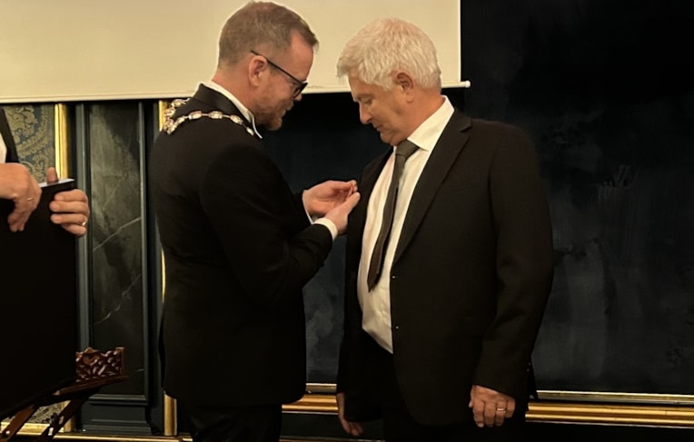 Sven Sturla Tonstad mottar BKLFs hederstegn