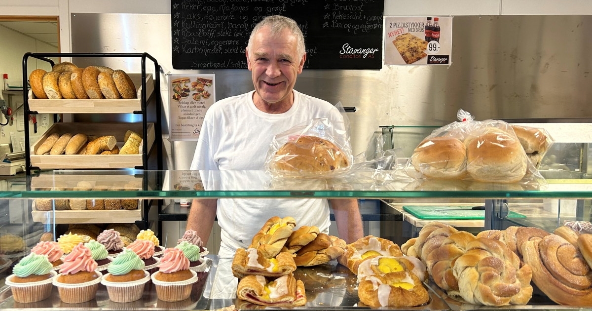 Per Arvid Aartun bak disken i bakeriutsalget på Stavanger Conditori.